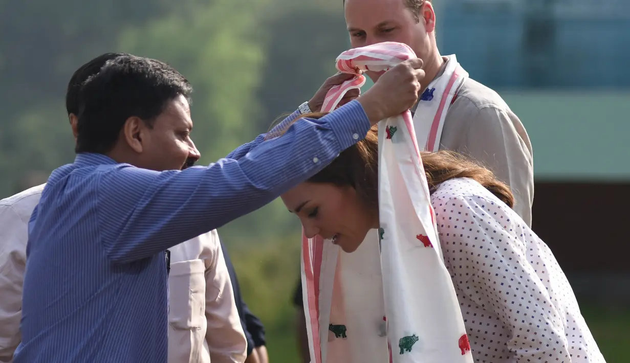 Kate Middleton dikalungkan sebuah kain sebagai bentuk penghormatan saat mengunjungi Kaziranga National Park, Assam, India, Rabu (13/4/2016). William dan Kate akan melakukan tur selama seminggu di India dan Bhutan. (AFP Photo/Biju Boro)