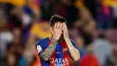 Lionel Messi menutup mukanya usai pertandingan melawan Eibar di stadion Camp Nou, Barcelona, Spanyol,(21/5). Dalam pertandingan ini Messi mencetak dua gol dan mengantar Barcelona menang 4-2 atas Eibar. (AP Photo / Manu Fernandez)