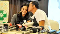 Nia Ramadhani dan Ardi Bakrie menggelar konferensi pers terkait kelahiran anak kedua mereka, Jakarta, Rabu (25/11/2015). Nia menjalani operasi caesar saat mengeluarkan bayi yang berjenis kelamin laki-laki itu.(Liputan6.com/Faisal R Syam)