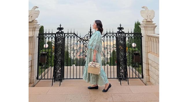 6 Gaya Shandy Aulia saat kunjungi masjid Al-Aqsa, menawan mengenakan blus brokat biru mint