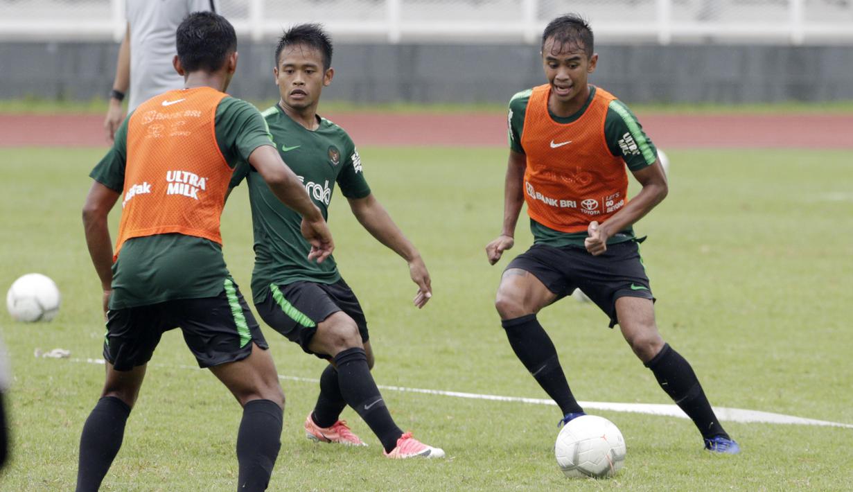 Pemain Timnas Indonesia U-22, Dallen Doke, saat latihan di Stadion Madya, Senayan, Senin (21/1). Pemain yang pernah merumput di Spanyol ini bertekad menembus skuat utama untuk tampil di Piala AFF U-22 2019. (Bola.com/M Iqbal Ichsan)