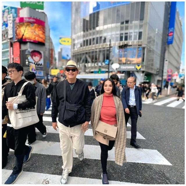 6 Gaya liburan Anna Maria istri Roy Marten, pesonanya di usia 61 tahun bikin kagum netizen