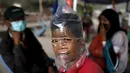 Seorang anak menutupi wajahnya menggunakan kantong plastik saat beraktivitas untuk menghindari terhirupnya abu vulkanik Gunung Sinabung, di Berastagi, Karo, Sumatera Utara, 25 Juni 2015. (REUTERS/Beawiharta)