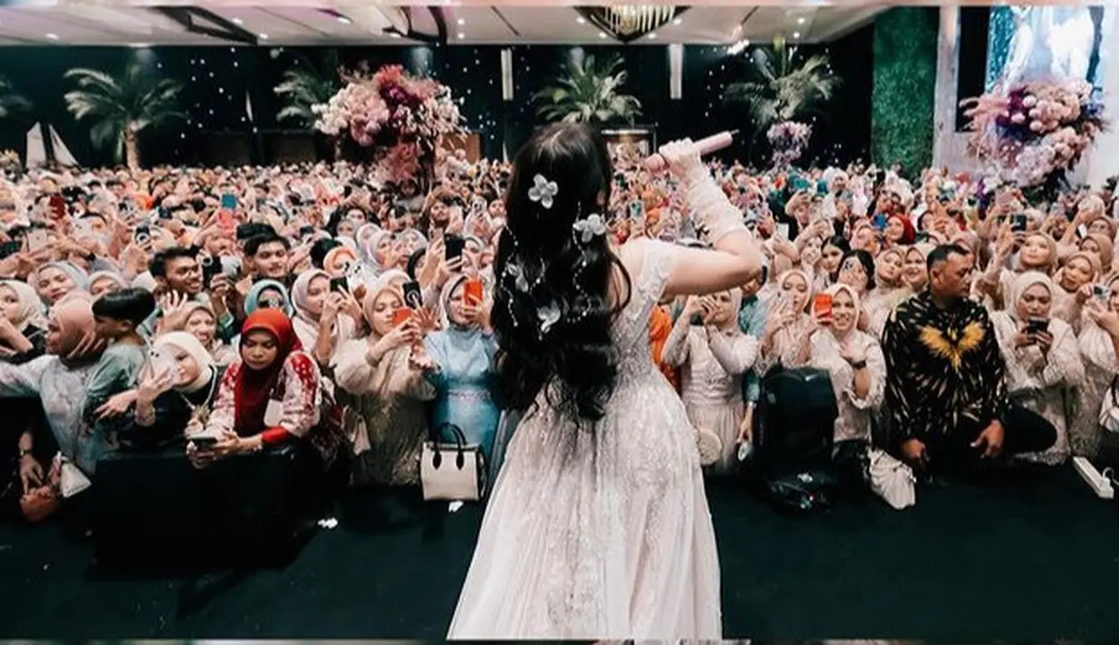 Gaun tersebut semakin memukau ditambah gloves transparan yang dihiasi beads. Rambutnya pun dibiarkan terurai dengan menambahkan hair clip bunga dan beads. [@tiaraandini]