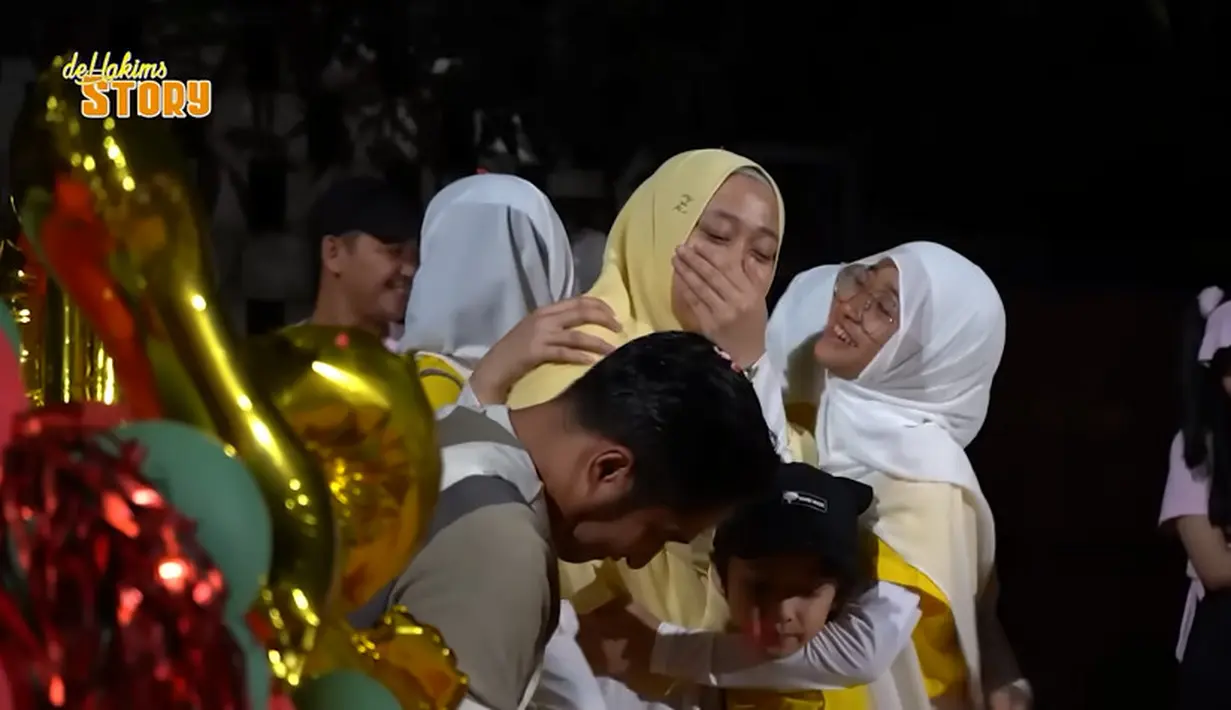 Della tak banyak bicara, terlihat sangat terharu  dengan kejutan dari  sang suami. Sedangkan karyawannya menaburkan bunga saat kotak kuning di buka. Della hanya terdiam, dan anak-anaknya langsung memeluknya. [Youtube/deHakims Story]