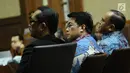 Kakak terdakwa korupsi e-KTP Andi Narogong, Dedi Priyono (tengah) menyimak pertanyaan JPU saat menjadi saksi sidang lanjutan dugaan korupsi e-KTP dengan terdakwa Setya Novanto di Pengadilan Tipikor, Jakarta, Senin (5/2). (Liputan6.com/Helmi Fithriansyah)