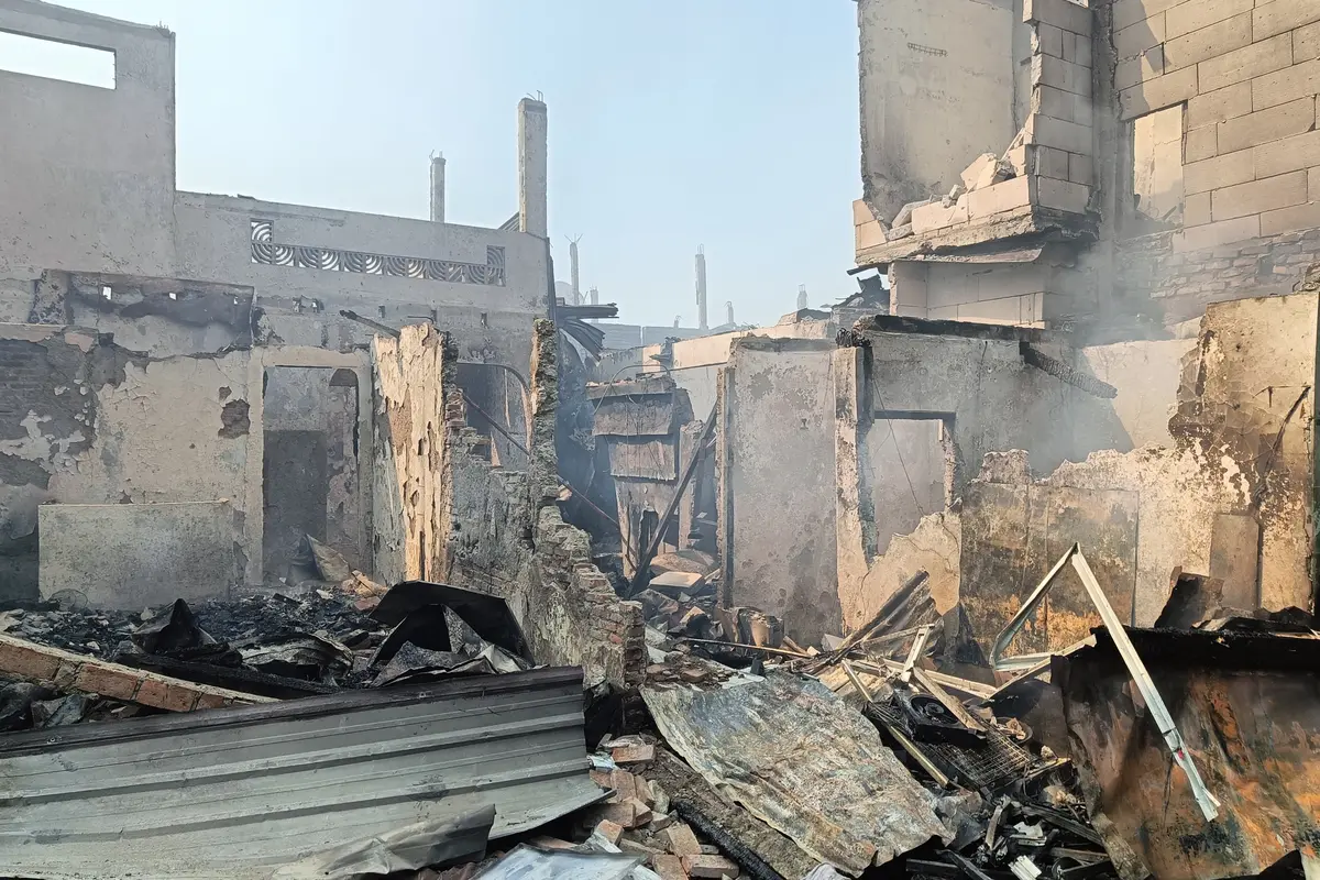 Kebakaran melanda hunian padat penduduk di Gang Remaja 5, Manggarai, Tebet, Jakarta Selatan pada Selasa (13/8/2024). (Liputan6.com/Rahmat Baihaqi)