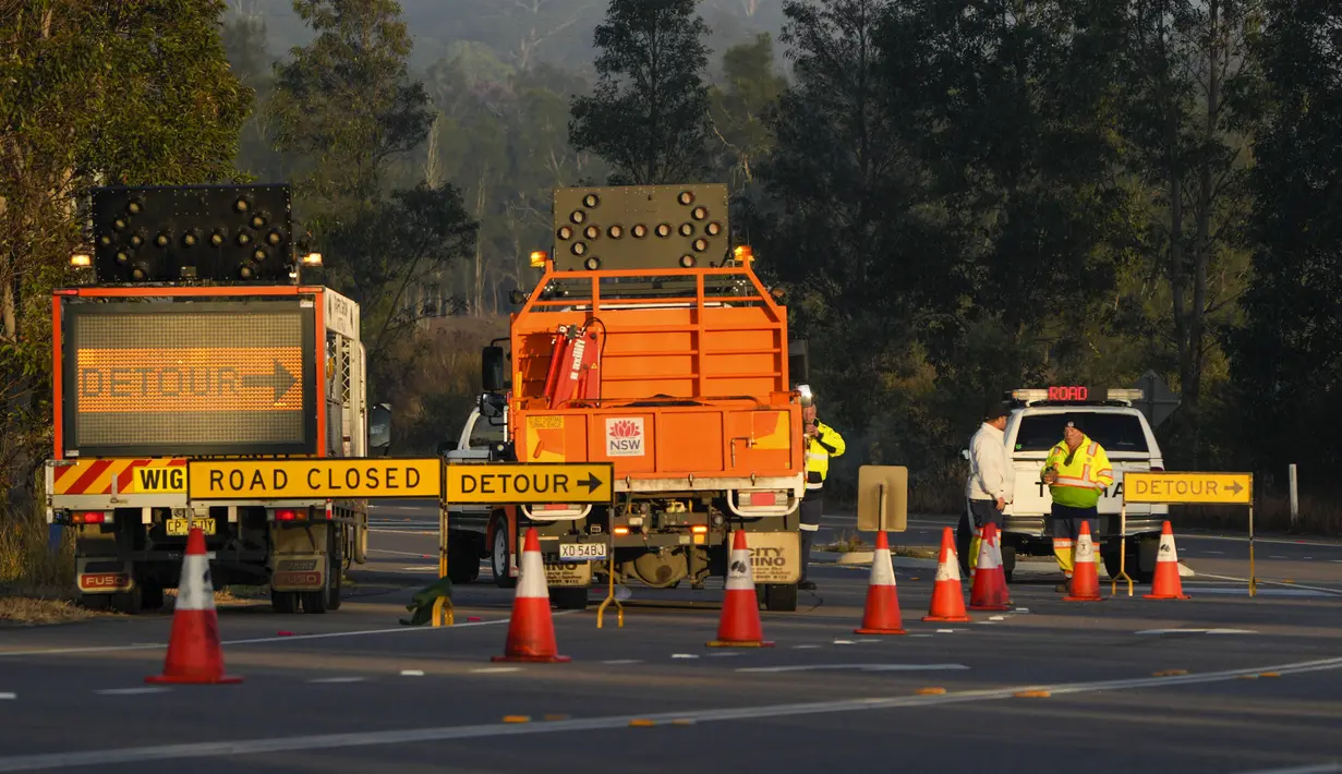 Bus itu terguling setelah para tamu undangan menghadiri pernikahan di Wandin Estate Winery. (AP Photo/Mark Baker)