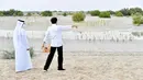 Presiden Joko Widodo atau Jokowi (kanan) didampingi Menteri Energi dan Infrastruktur Persatuan Emirat Arab (PEA) Suhail Al Mazrouei saat meninjau tanaman mangrove di Jubail Mangrove Park, Pulau Al Jubail, Abu Dhabi, PEA, Rabu (3/11/2021). (Foto: Biro Pers Sekretariat Presiden)