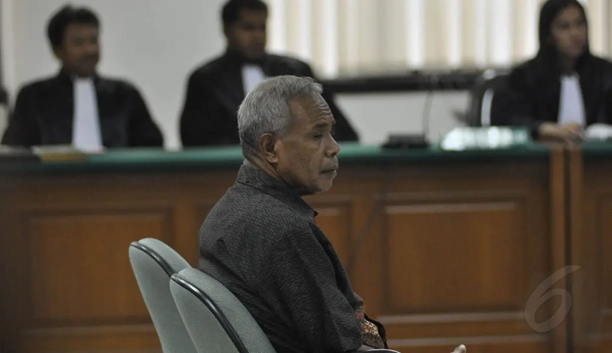 Bupati Biak Numfor, Yesaya Sombuk dijatuhi vonis empat tahun enam bulan penjara dan denda Rp 200 juta, Jakarta, Rabu (29/10/2014). (Liputan6.com/Miftahul Hayat)