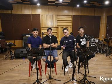 Kerispatih Latihan Bareng Sammy Simorangkir untuk Konser Gen-P Generasi Pesta, Rabu (19/7/2023). Pada konser ini Kerispatih berkolaborasi dengan Sammy Simorangkir. Karena itu, nantinya mereka akan membagi tiga sesi. Pertama, Kerispatih tampil bersama vokalis Fandy. (KapanLagi.com/Bayu Herdianto /ums)