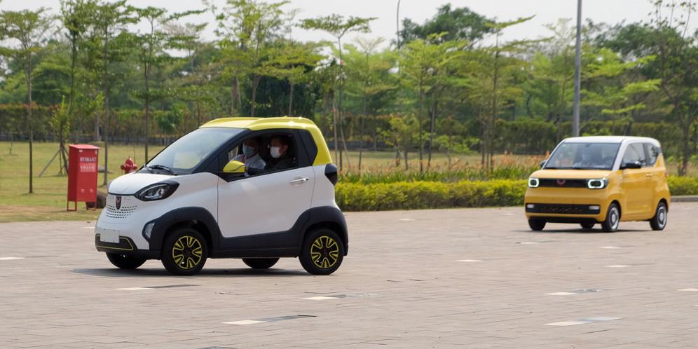 Para menteri menjajal Wuling E100 dan Mini EV (Wuling Motors)