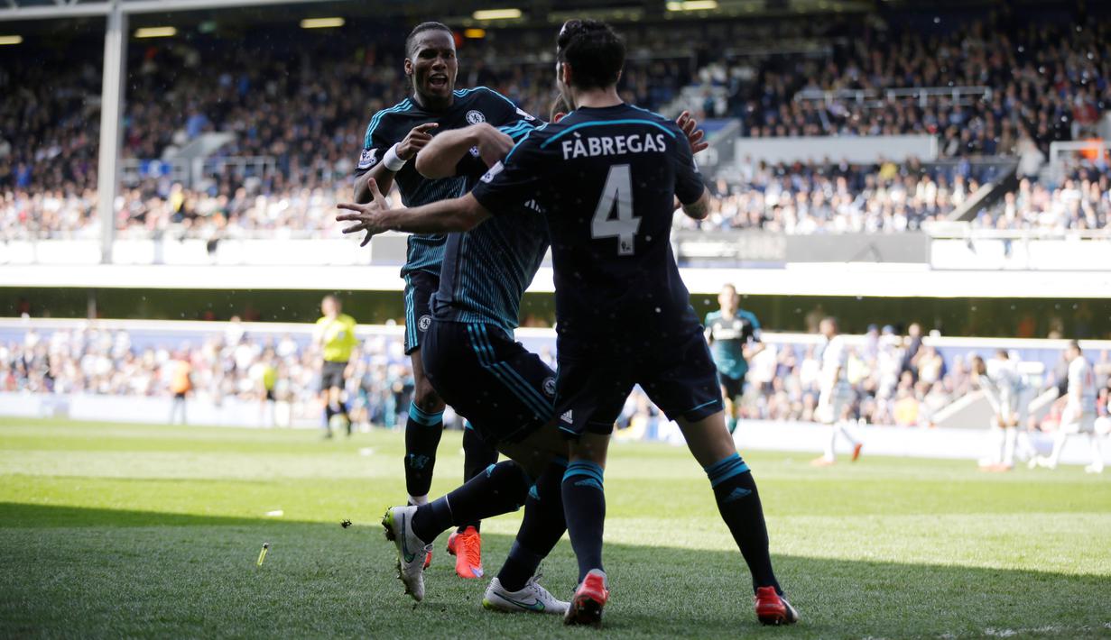 Akan tetapi saat merayakan gol tersebut, pemain Chelsea dilempari suporter QPR mulai dari korek gas, koin, dan berbagai benda lainnya. (AP Photo/Matt Dunham)