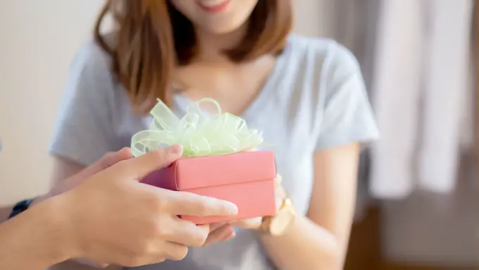 Sempurnakan Momen Bahagia, 5 Hadiah Ini Bikin Si Dia Makin Cinta