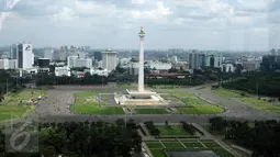 Suasana kawasan Monumen Nasional dilihat dari lantai 24 Kemenhub, Jakarta, Minggu (25/12). Libur perayaan Natal 2016 dimanfaatkan sejumlah warga untuk berwisata di kawasan Monumen Nasional. (Liputan6.com/Helmi Fithriansyah)