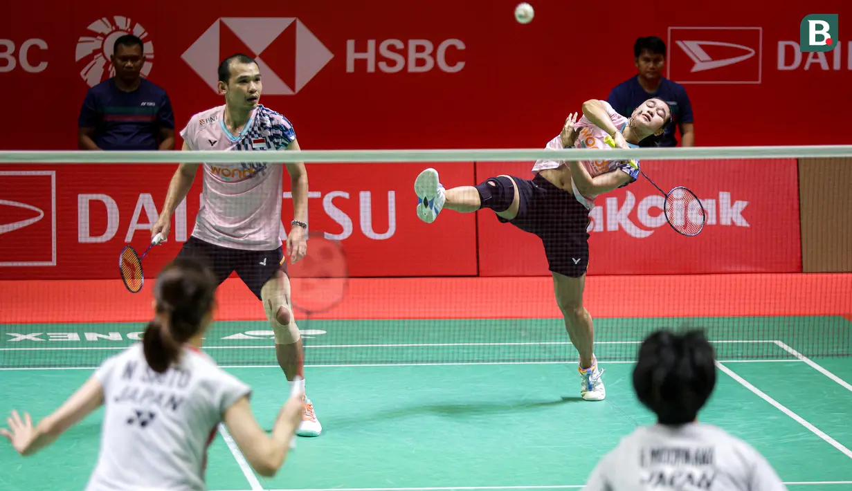 <p>Pebulu tangkis ganda campuran Indonesia, Rinov Rivaldy/Lisa Ayu Kusumawati berusaha mengembalikan kok ke arah pasangan Jepang, Hiroki Midorikawa/Natsu Saito dalam laga semifinal Indonesia Masters 2025 di Istora Senayan, Jakarta, Sabtu (25/01/2025). (Bola.com/Bagaskara Lazuardi)</p>