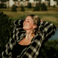 Ilustrasi kemeja flannel (Pexels/Grace Klenken)