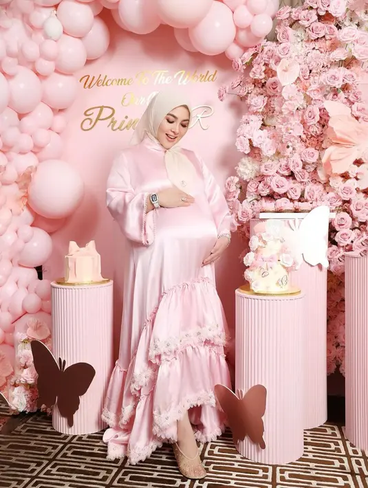 Dress dengan model tiered dress ini memiliki dual pink shade yang anti monoton. [@princessyahrini]