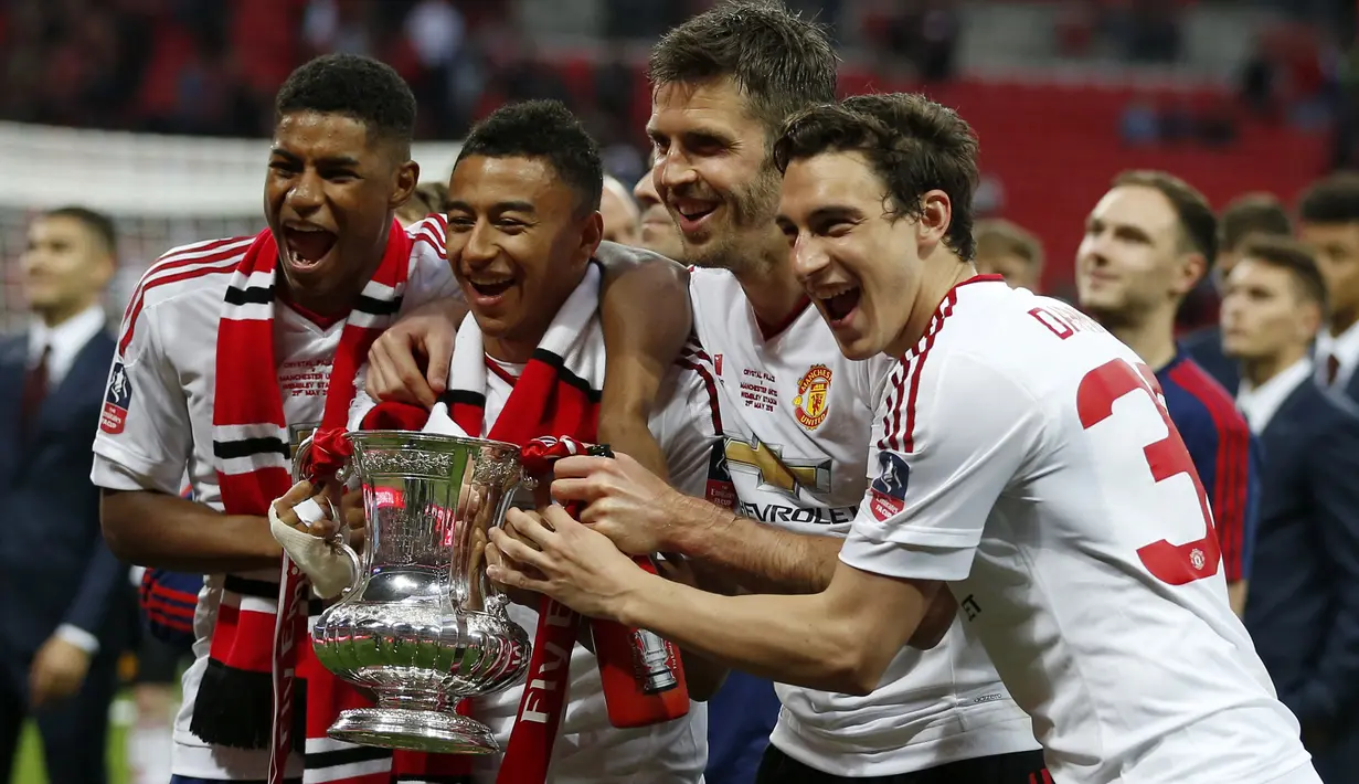 Manchester United. Manchester United berhasil mengoleksi 12 gelar Piala FA dari total 20 kali mencapai final. Gelar terakhir mereka raih pada musim 2015/2016 usai mengalahkan Crystal Palace 2-1 (1-1) melalui perpanjangan waktu di partai final, 21 Mei 2016. (AFP/Ian Kington)