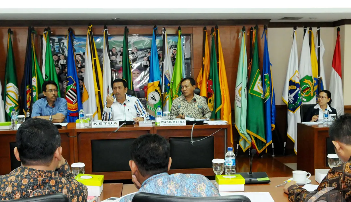 Ketua Panitia Perancang Undang-undang DPD RI, Gede Pasek Suardika (kedua kiri) menyesalkan keputusan Badan Legislasi DPR yang tidak melibatkan DPD dalam perubahan UU MD3, Senayan, Jakarta, Selasa (25/11/2014). (Liputan6.com/Andrian M Tunay)