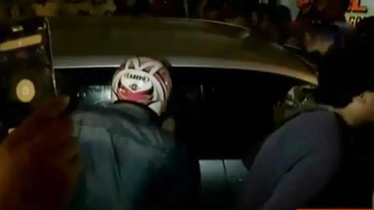 Bocah Terjebak di Mobil