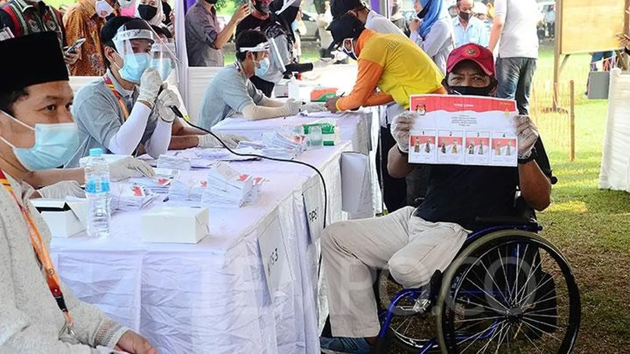 Simulasi disabilitas ikut pemungutan suara dalam pemilu. (dok KPU Tangerang)