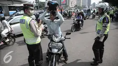 Petugas memberhentikan pengendara roda dua saat operasi patuh jaya dikawasan Thamrin, Jakarta, Selasa (24/5/2016). Selama Operasi Patuh Jaya 2016, Ditlantas Polda Metro Jaya mencatat terjadi 38.622 pelanggar lalu lintas. (Liputan6.com/Faizal Fanani)