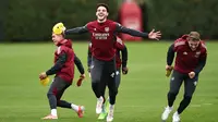 Gelandang tengah Arsenal asal Inggris, Declan Rice bereaksi saat mengikuti sesi latihan tim di Pusat Latihan Arsenal di London Colney, pada 20 Oktober 2025. (HENRY NICHOLLS/AFP)