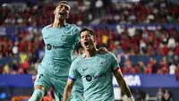 Robert Lewandowski rayakan golnya usai sukses eksekusi penalti ke gawang Osasuna di jornada empat Liga Spanyol di stadion Pambplona. Barcelona menang 2-1 di laga ini (AFP)