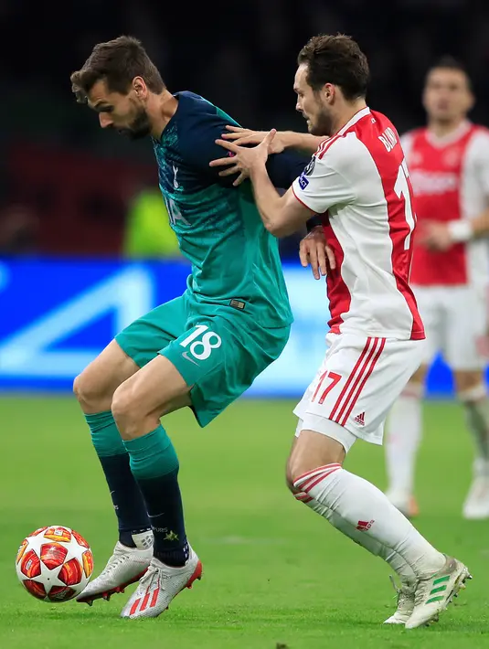 Bek Ajax Amsterdam, Daley Blind Ajax berebut bola dengan  pemain Tottenham Hotspur,  Fernando Llorente pada laga kedua semifinal Liga Champions 2018/19 di Stadion Johan Cruyff, Rabu (8/5). Tottenham secara dramatis merebut tiket final Liga Champions setelah menaklukkan Ajax 3-2. (AP/Peter Dejong)