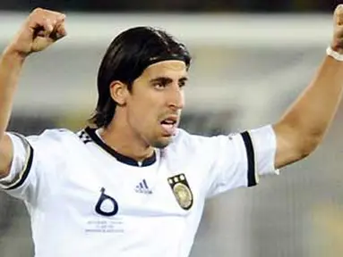 Ekspresi kegembiraan gelandang Jerman Sami Khedira seusai kemenangan timnya 4-1 atas Inggris di babak 16 besar PD 2010 do Free State Stadium, Bloemfontein, 27 Juni 2010. AFP PHOTO / JEWEL SAMAD 