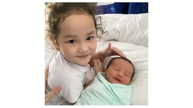 6 Potret Baby Saka Anak Andhika Pratama dengan kakaknya Sheva Elmira, Menggemaskan