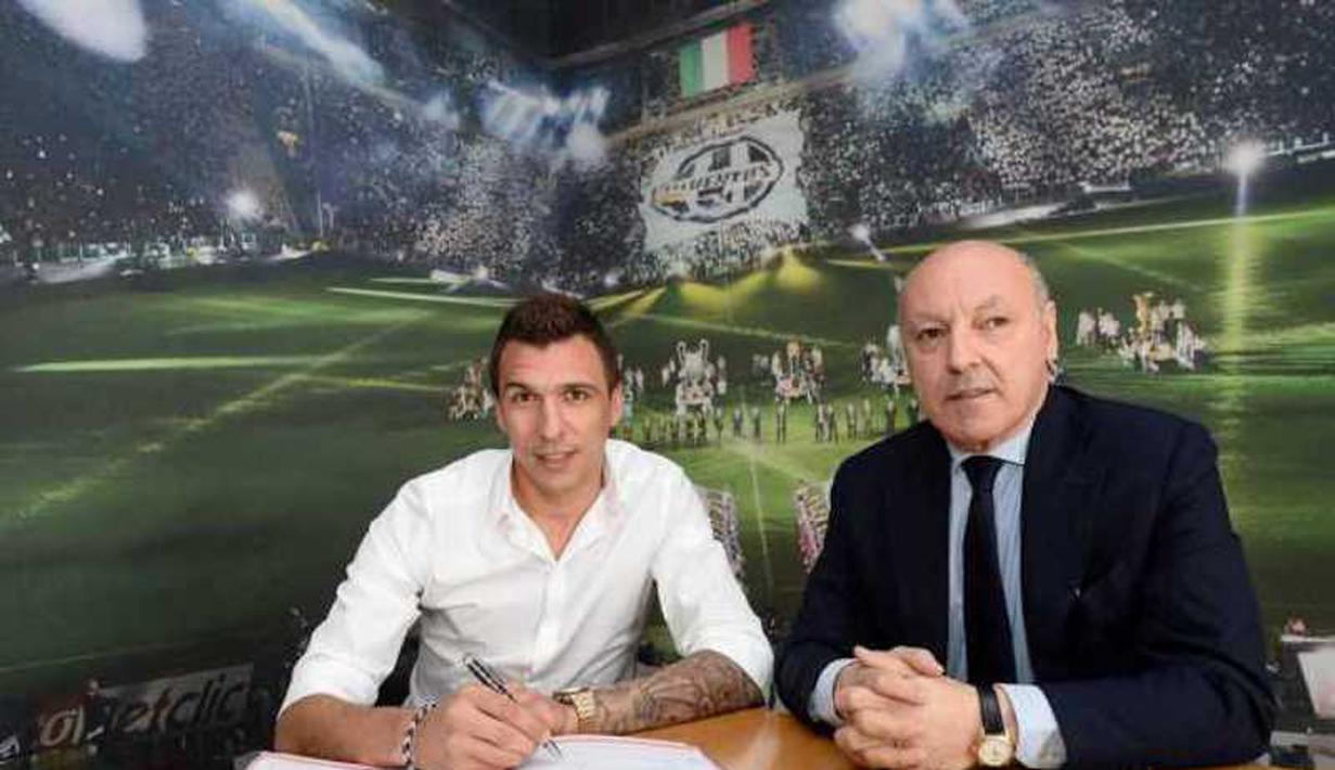 Striker Kroasia, Mario Mandzukic tiba di markas Juventus di Turin untuk menandatangani kontrak dan menjalani tes medis. (Juventus.com)