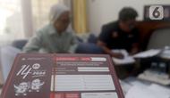 Stiket Komisi Pemilihan Umum (KPU) terlihat saat Petugas Pemutakhiran Data Pemilih (Pantarlih) melakukan pencocokan dan penelitian (coklit) data pemilih untuk Pemilu 2024 di rumah warga di Beki, Depok, Jawa Barat, Minggu  (26/2/2023). KPU di semua wilayah Indonesia melakukan pencocokan dan penelitian (coklit) data pemilih dengan datang dari rumah ke rumah guna mengantisipasi ketidaksesuaian data Pemilu 2024. (merdeka.com/Arie Basuki)