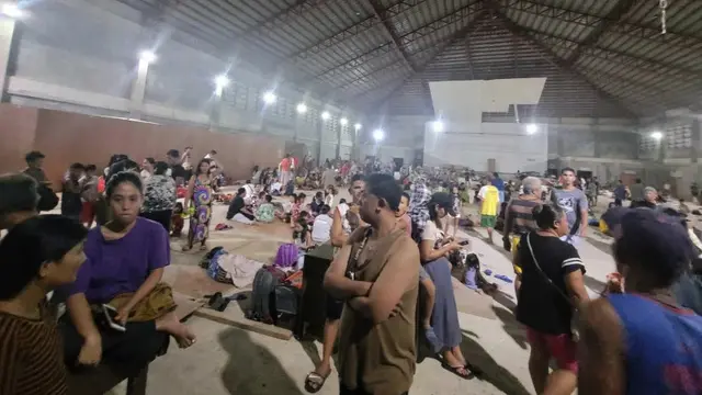 Para warga mengungsi di tempat pengungsian sementara di Hinatuan Town akibat gempa Filipina terkini. (Local Government Unit of Hinatuan Via AP)