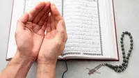 Ilustrasi Seseorang Sedang Meraih Pahala Ramadan dengan Berdoa dan Membaca Alquran (freepik)
