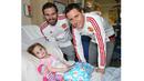 Juan Mata dan Ander Herrera merayakan natal bersama Manchester United Foundation dengan mengunjungi Rumah Sakit Royal Manchester Children. (www.manutd.com)