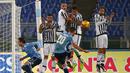 Pemain Lazio,  Lucas Biglia  melakukan tembakan bebas saat dihadang para pemain Juventus pada lanjutan Liga Italia Serie A di Stadion Olimpico, Sabtu (5/12/2015) dini hari WIB. (REUTERS/Tony Gentile)