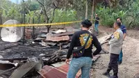 Pujiono (44), warga Desa Rapak Lambur Kecamatan Tenggarong, Kabupaten Kutai Kartanegara, Kalimantan Timur tega membakar istri dan rumahnya sendiri karena cekcok dengan istri yang meminta cerai.