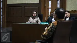 Terdakwa kasus korupsi proyek pembangunan listrik mikrohidro yang juga mantan anggota DPR dari F-Hanura Dewie Yasin Limpo (kiri) mendengarkan kesaksian Menteri ESDM Sudirman Said di Pengadilan Tipikor, Jakarta, Senin (4/4). (Liputan6.com/Faizal Fanani)