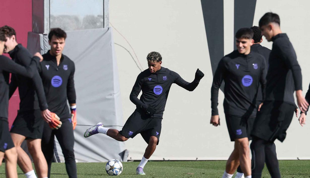 Penyerang Barcelona asal Spanyol, Lamine Yamal (tengah) bersama rekan setimnya mengikuti sesi latihan menjelang matchday 5 Liga Champions 2025-2026 melawan Chelsea di lapangan latihan Joan Gamper di Sant Joan Despi, pada Senin 24 November 2025. helsea akan menjamu Barcelona pada matchday ke-5 Liga Champions 2025-2026. (Lluis GENE/AFP)