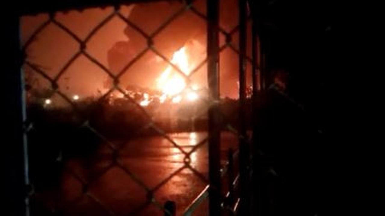 Kilang Pertamina Cilacap, Jawa Tengah, terbakar Jumat malam (11/6/2021). (Foto: Istimewa)