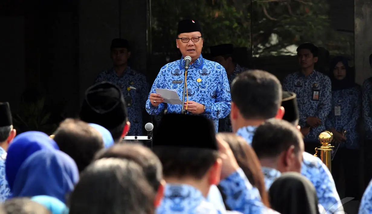 Menteri Dalam Negeri, Tjahjo Kumolo memimpin upacara di halaman Kemdagri, Jakarta, Senin (22/12/2014). (Liputan6.com/Johan Tallo)