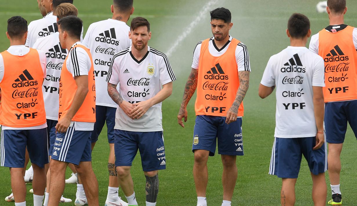 Bintang Argentina, Lionel Messi, tampak rileks saat latihan di Pusat Pelatihan Joan Gamper, Barcelona, Sabtu (2/6/2018). Latihan ini merupakan persiapan jelang Piala Dunia 2018. (AFP/Lluis Gene)