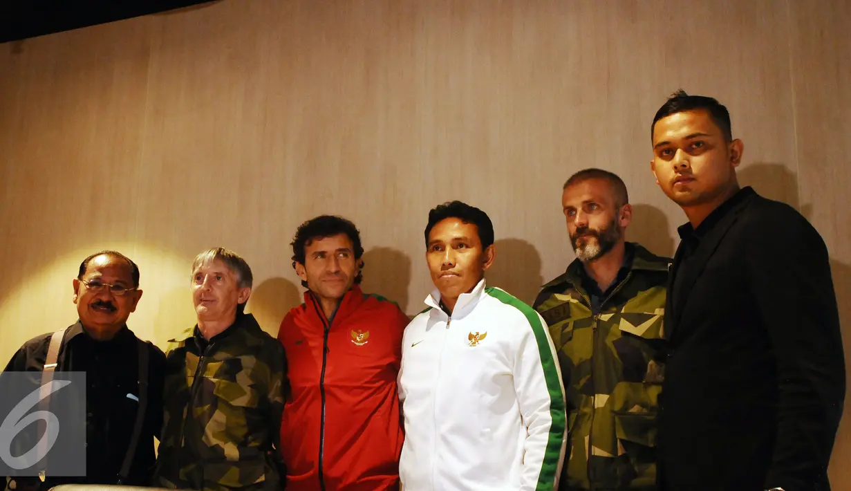 Pelatih Luis Milla Aspas (ketiga kiri) berfoto bersama tim kepelatihan Timnas Indonesia usai perkenalan di kantor PSSI, Jakarta, Kamis (9/2). Mantan pemain timnas, Bima Sakti menempati posisi sebagai asisten pelatih. (Liputan6.com/Helmi Fithriansyah)