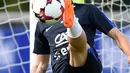 Penyerang Atletico Madrid, Antoine Griezmann berusaha mengontrol bola saat sesi latihan untuk persiapan kualifikasi Piala Dunia 2018 melawan Swedia di Clairefontaine-en-Yvelines (5/6). (AFP Photo/Franck Fife)