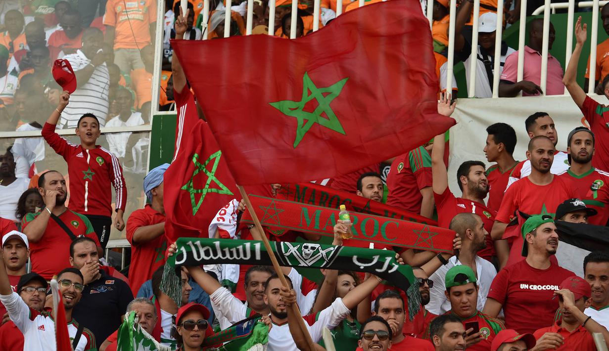 Suporter Maroko merayakan kemenangan atas Pantai Gading pada Kualifikasi Piala Dunia 2018 di Stadion Félix Houphouët-Boigny, Abidjan, Sabtu (11/11/2017). Pantai Gading kalah 0-2 dari Maroko. (AFP/Issouf Sanogo)