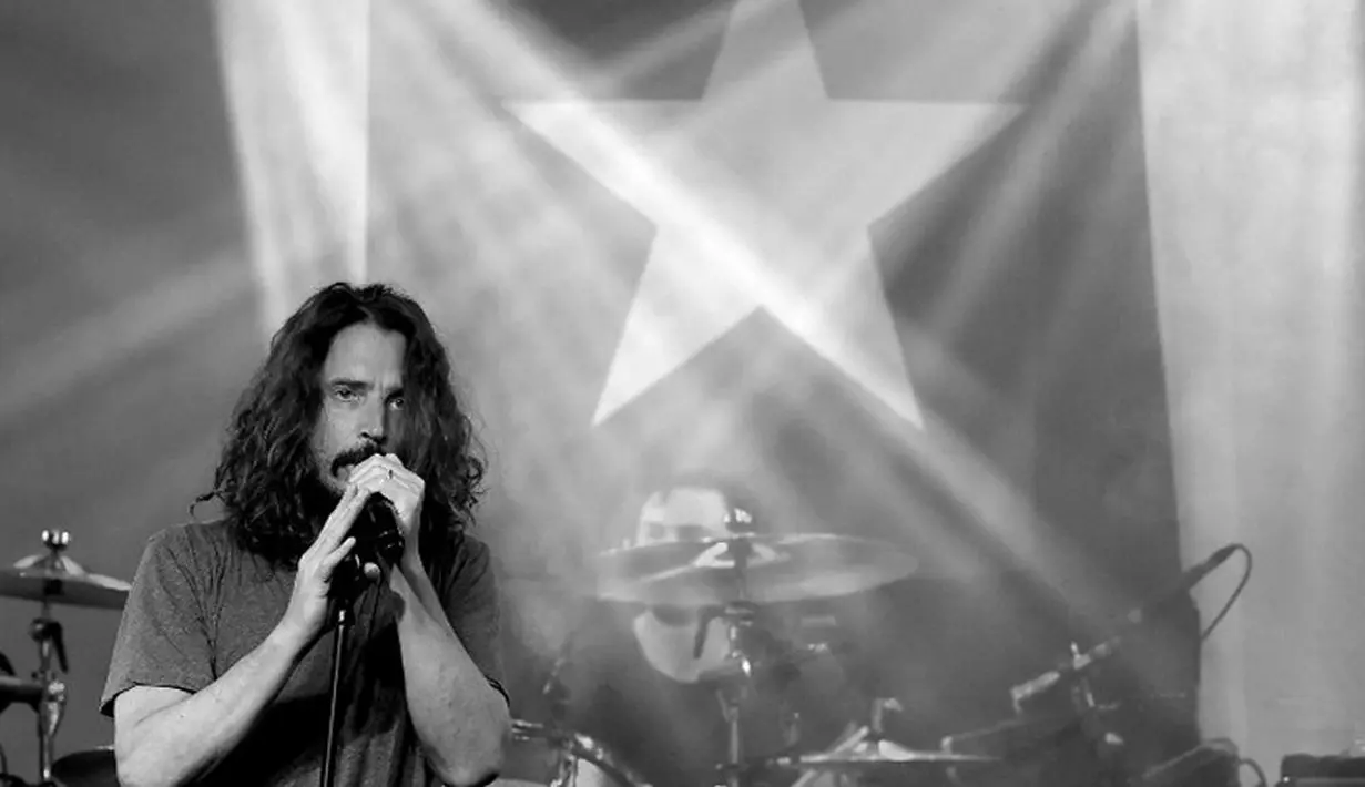 Kabar duka kembali datang dari dunia musik Internasional. Chris Cornell, penyanyi kelompok musik Audioslave dan Soundgarden meninggal di usia ke-52 tahun. Kepergiannya tentu menjadi luka mendalam orang-orang terdekatnya. (AFP/Bintang.com)