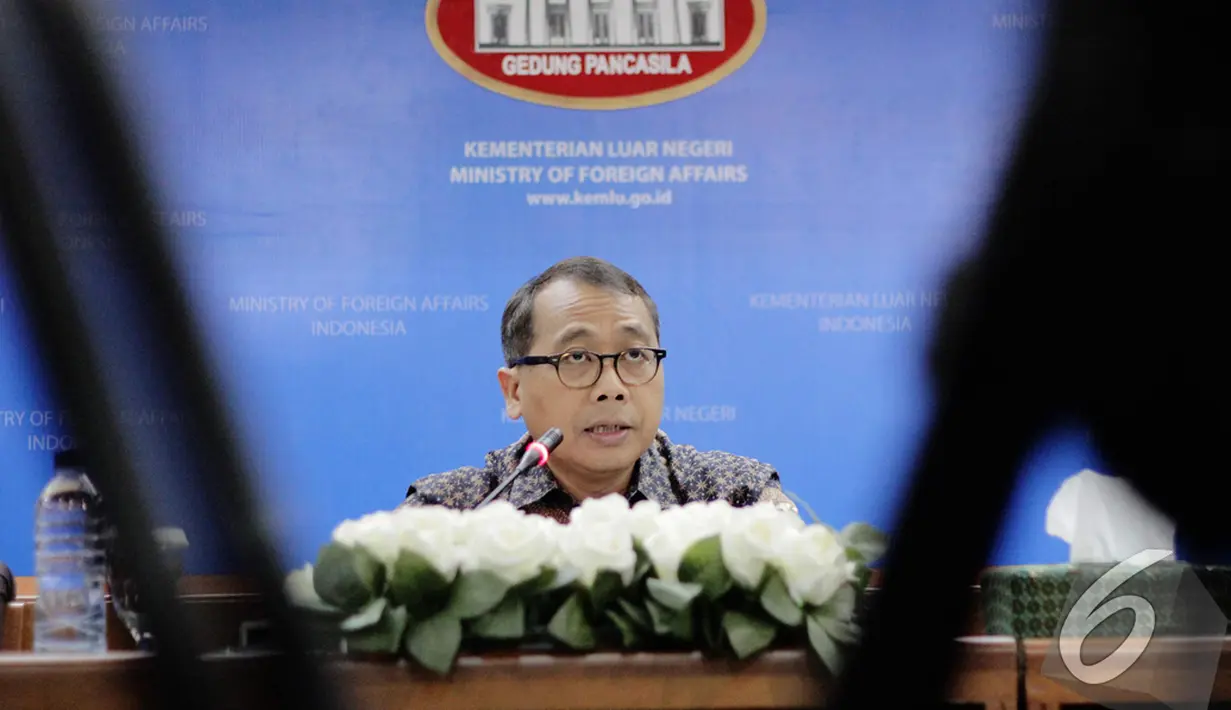  Dirjen Kerjasama Asean I Gusti Wesaka Puja memaparkan isu-isu bilateral di Gedung Kementerian Luar Negeri, Jakarta, Kamis (18/12/2014). (Liputan6.com/Faizal Fanani)
