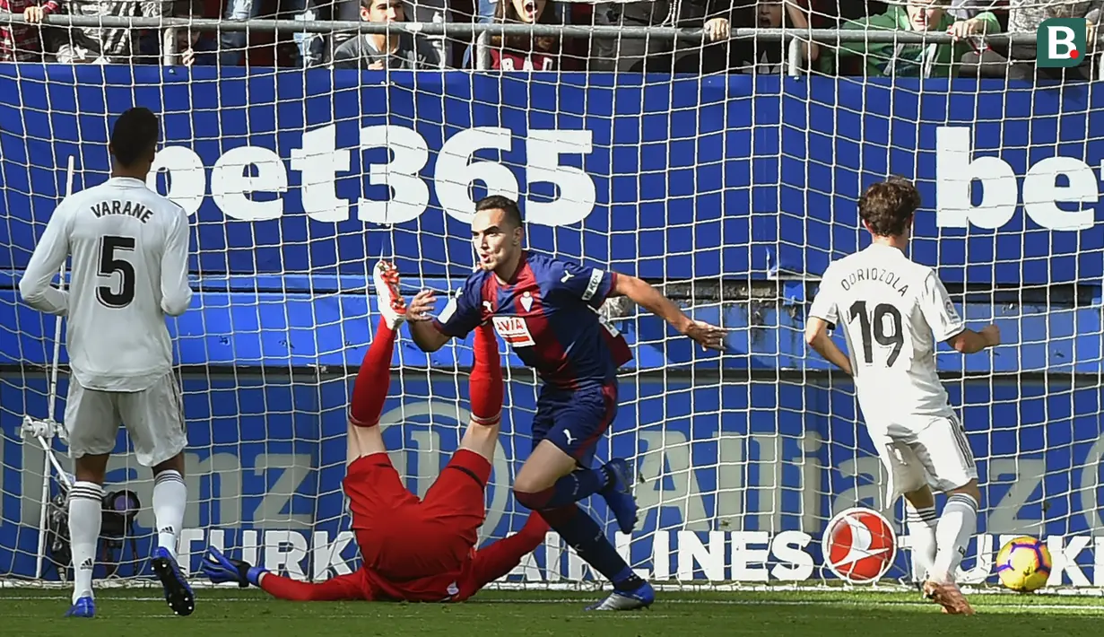 Gelandang Eibar, Gonzalo Escalante, merayakan gol yang dicetaknya ke gawang Real Madrid pada laga La Liga di Stadion Ipurua, Eibar, Sabtu (24/11). Eibar menang 3-0 atas Madrid. (AFP/Ander Gillenea)
